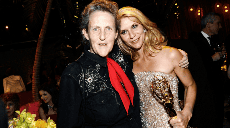 Temple Grandin y Claire Danes posan juntas durante la entrega de los Premios Emmy de HBO en 2010, en Los Ángeles, California. AFP / ARCHIVO