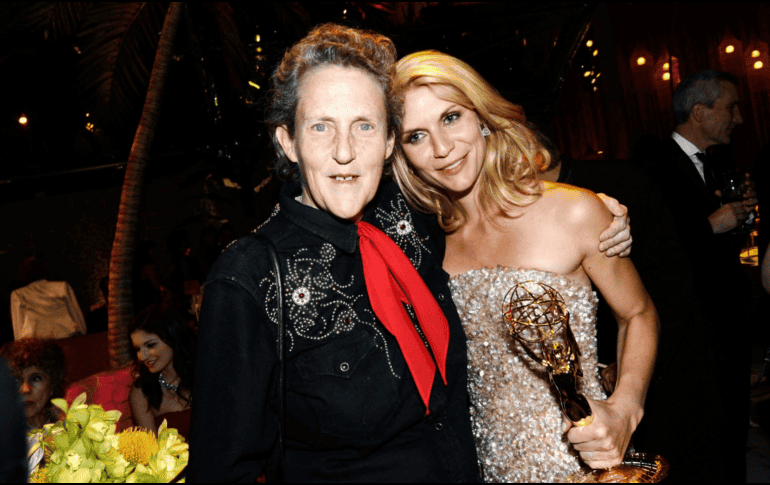 Temple Grandin y Claire Danes posan juntas durante la entrega de los Premios Emmy de HBO en 2010, en Los Ángeles, California. AFP / ARCHIVO