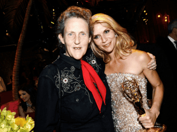 Temple Grandin y Claire Danes posan juntas durante la entrega de los Premios Emmy de HBO en 2010, en Los Ángeles, California. AFP / ARCHIVO