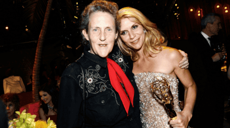 Temple Grandin y Claire Danes posan juntas durante la entrega de los Premios Emmy de HBO en 2010, en Los Ángeles, California. AFP / ARCHIVO