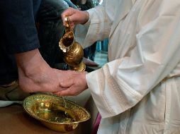 El Jueves Santo ocurre el lavatorio de pies, un acto de humildad extrema donde Jesús sirvió directamente a sus discípulos. AFP / ARCHIVO