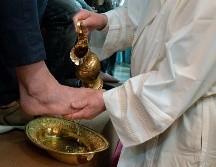 El Jueves Santo ocurre el lavatorio de pies, un acto de humildad extrema donde Jesús sirvió directamente a sus discípulos. AFP / ARCHIVO