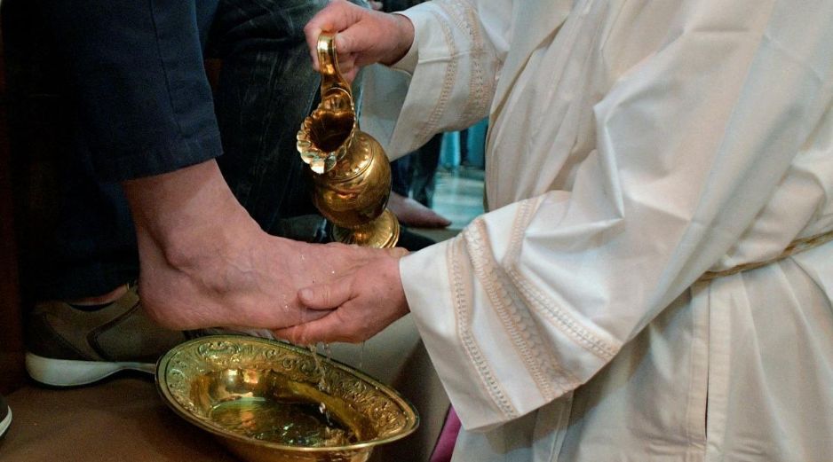El Jueves Santo ocurre el lavatorio de pies, un acto de humildad extrema donde Jesús sirvió directamente a sus discípulos. AFP / ARCHIVO
