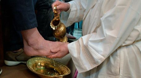 El Jueves Santo ocurre el lavatorio de pies, un acto de humildad extrema donde Jesús sirvió directamente a sus discípulos. AFP / ARCHIVO