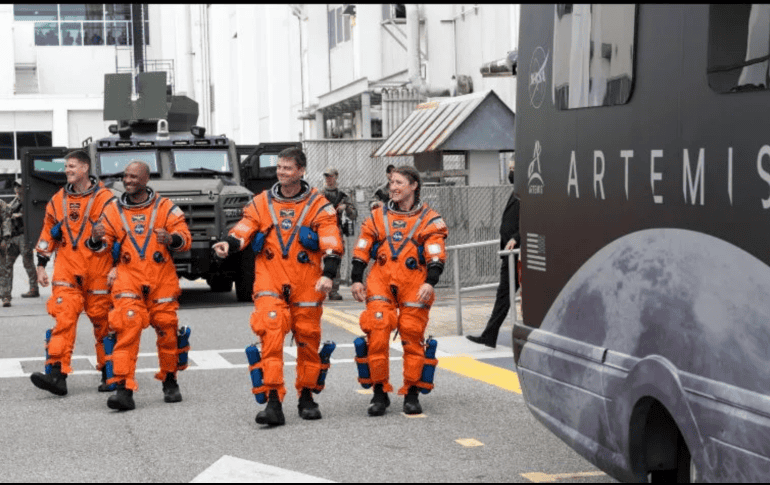 Según el Artemis II Press Kit oficial, la nave Orion no entrará en órbita lunar baja. En su lugar, realizará un sobrevuelo cercano, siguiendo una ruta calculada con gran precisión hacia un punto específico detrás de la Luna. EFE/A. Gemignani/NASA