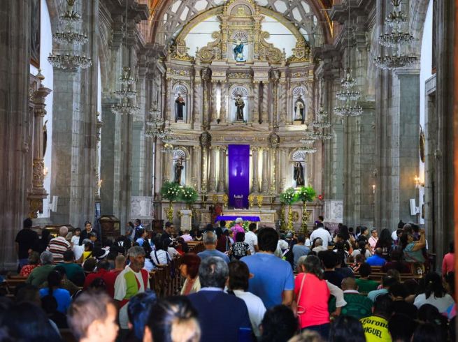 La actividad consiste en un recorrido de profunda devoción que transforma el primer cuadro de Guadalajara. EL INFORMADOR/J.ACOSTA
