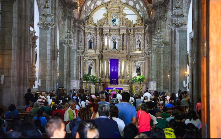 La actividad consiste en un recorrido de profunda devoción que transforma el primer cuadro de Guadalajara. EL INFORMADOR/J.ACOSTA