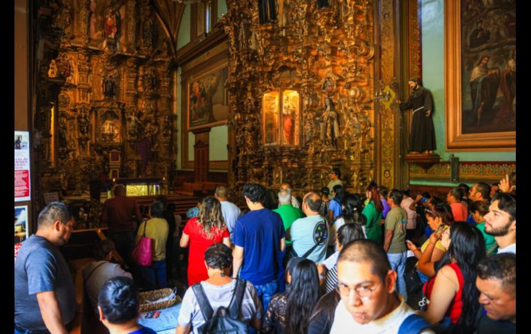 La actividad consiste en un recorrido de profunda devoción que transforma el primer cuadro de Guadalajara. EL INFORMADOR/J.ACOSTA