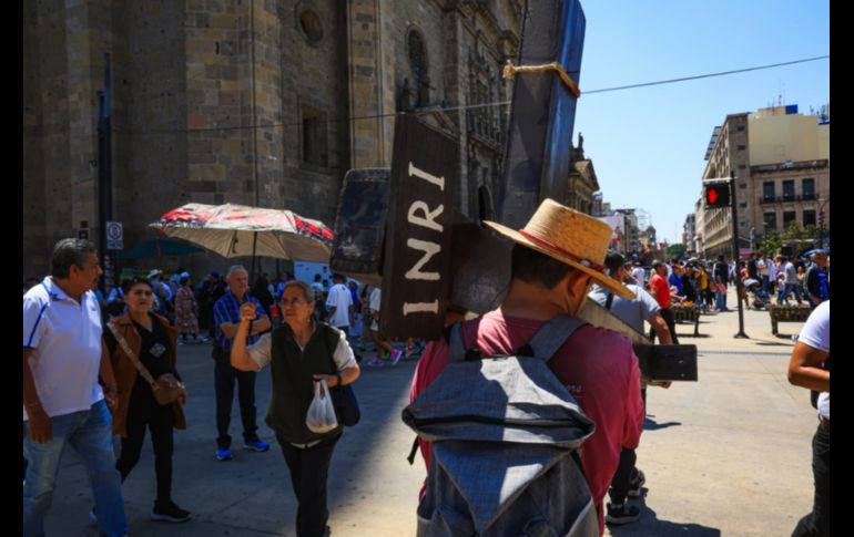 La actividad consiste en un recorrido de profunda devoción que transforma el primer cuadro de Guadalajara. EL INFORMADOR/J.ACOSTA