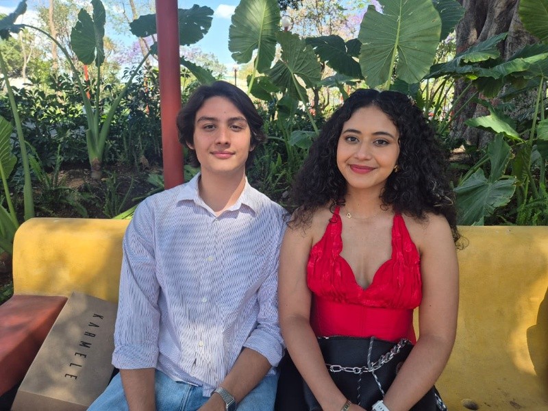 Leonel y Zaira disfrutan el parque como un espacio recreativo, más amplio, limpio y con áreas verdes para convivir. EL INFORMADOR/O. González&nbsp;