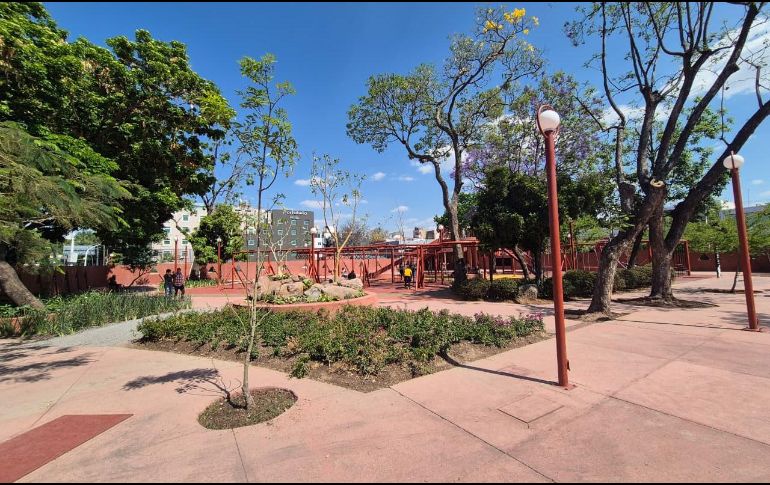 Tapatíos aprovechan el Parque de la Revolución durante vacaciones de Semana Santa
