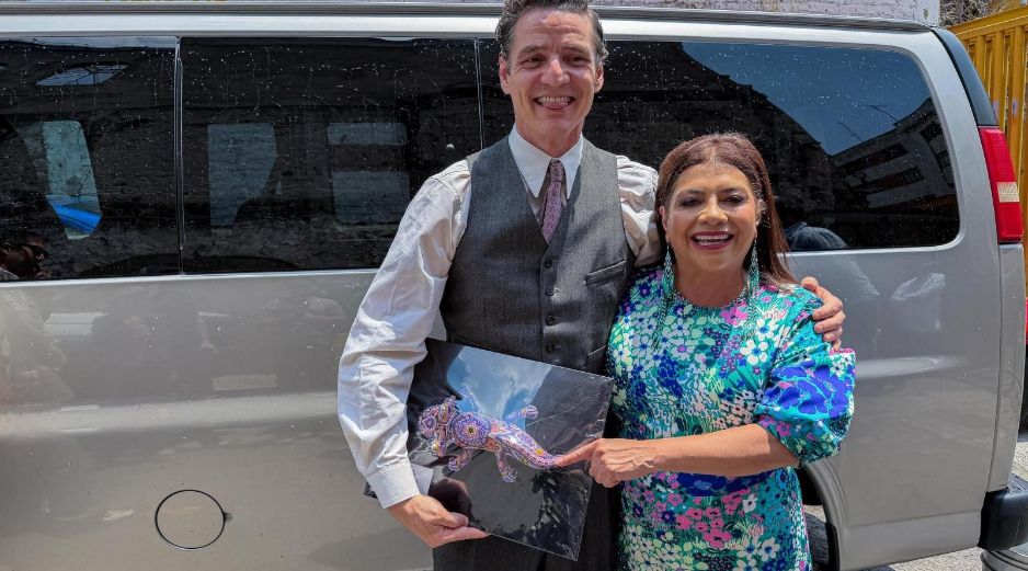 Pedro Pascal recibió un ajolote huichol y peluche de Tláloc como regalo en visita oficial de la jefa de gobierno, Clara Brugada. X/@ClaraBrugadaM