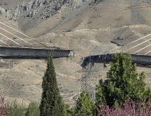 Fotografía tomada de la cuenta de X del ministro iraní Abbas Araghchi que muestra el puente B1 en Karaj dañado por los bombardeos. EFE/@araghchi