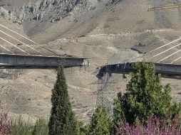 Fotografía tomada de la cuenta de X del ministro iraní Abbas Araghchi que muestra el puente B1 en Karaj dañado por los bombardeos. EFE/@araghchi