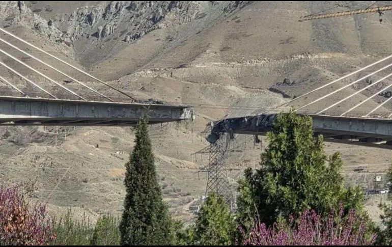 Fotografía tomada de la cuenta de X del ministro iraní Abbas Araghchi que muestra el puente B1 en Karaj dañado por los bombardeos. EFE/@araghchi