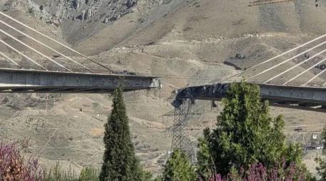 Fotografía tomada de la cuenta de X del ministro iraní Abbas Araghchi que muestra el puente B1 en Karaj dañado por los bombardeos. EFE/@araghchi