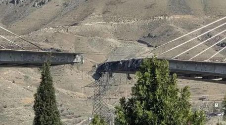 Autoridades denunciaron que el puente B1, el más largo de Oriente Medio, fue destrozado por las bombas. EFE/@araghchi