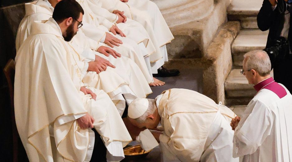 El papa León XIV lava los pies de varios sacrdotes en la basílica de San Juan de Letrán, en Roma. EFE/G. Lami