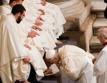 El papa León XIV lava los pies de varios sacrdotes en la basílica de San Juan de Letrán, en Roma. EFE/G. Lami