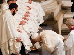 El papa León XIV lava los pies de varios sacrdotes en la basílica de San Juan de Letrán, en Roma. EFE/G. Lami
