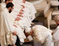 El papa León XIV lava los pies de varios sacrdotes en la basílica de San Juan de Letrán, en Roma. EFE/G. Lami