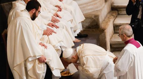 El papa León XIV lava los pies de varios sacrdotes en la basílica de San Juan de Letrán, en Roma. EFE/G. Lami