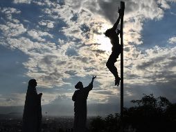 Escultura en Cochabamaba, Bolivia, que representa una de las estaciones del Vía Crucis. EFE/J. Ábrego