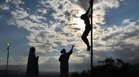 Escultura en Cochabamaba, Bolivia, que representa una de las estaciones del Vía Crucis. EFE/J. Ábrego