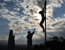 Escultura en Cochabamaba, Bolivia, que representa una de las estaciones del Vía Crucis. EFE/J. Ábrego