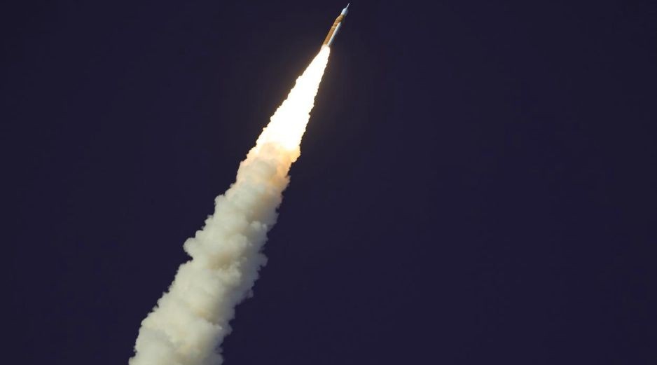 En total, son 53 tarjetas digitales de embarque, 52 con los nombres de víctimas de desaparición y una por los más de 130 mil desaparecidos en todo México. EFE/EPA/C. Herrera