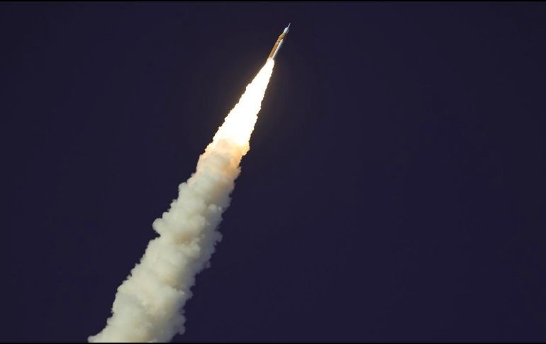 En total, son 53 tarjetas digitales de embarque, 52 con los nombres de víctimas de desaparición y una por los más de 130 mil desaparecidos en todo México. EFE/EPA/C. Herrera