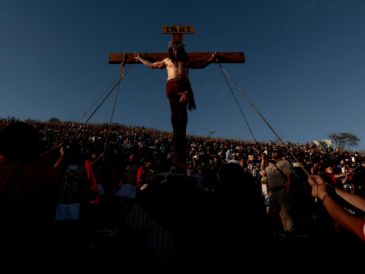 Más allá de la estricta observancia religiosa, el Viernes Santo invita a toda la sociedad a hacer una pausa reflexiva en medio de la acelerada vida moderna. AFP / ARCHIVO