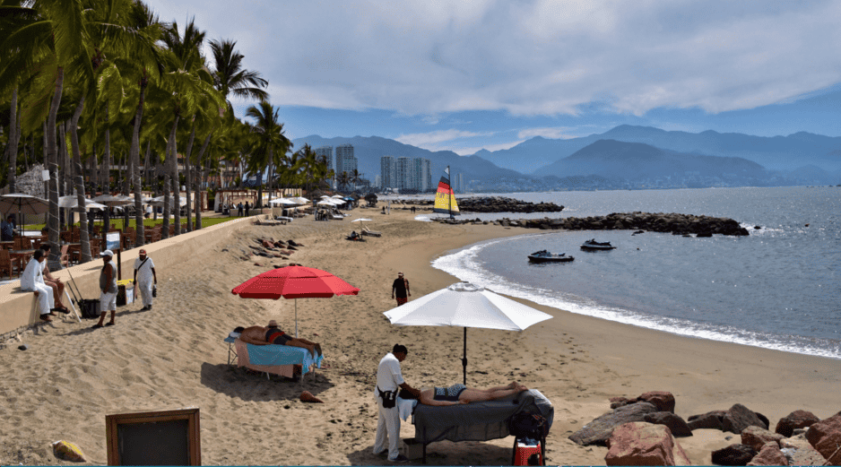 Ubicado en la costa del Pacífico mexicano, Puerto Vallarta es uno de los destinos más atractivos para vacacionar en familia, gracias a su combinación de paisajes naturales, clima cálido y una amplia oferta de actividades para todas las edades. CANVA