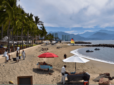 Ubicado en la costa del Pacífico mexicano, Puerto Vallarta es uno de los destinos más atractivos para vacacionar en familia, gracias a su combinación de paisajes naturales, clima cálido y una amplia oferta de actividades para todas las edades. CANVA
