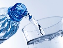 Ante cualquier duda, no olvides consultar a un médico que te oriente adecuadamente sobre la cantidad de agua que debes beber al día. ESPECIAL / CANVA