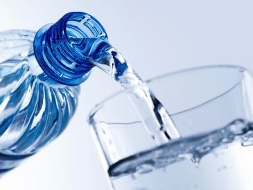 Ante cualquier duda, no olvides consultar a un médico que te oriente adecuadamente sobre la cantidad de agua que debes beber al día. ESPECIAL / CANVA