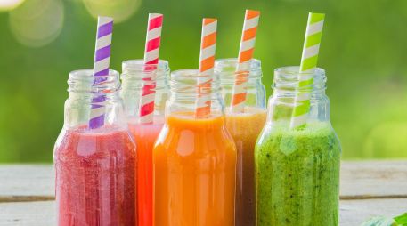 Conviene tener presente que no existen soluciones milagro: ningún batido por sí solo genera resultados. ESPECIAL / CANVA