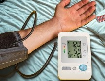 Ante la presencia de alteraciones en la presión arterial, particularmente si se acompañan de otros signos de enfermedad como mareo, dolor de cabeza o fatiga, es importante acudir a valoración médica. ESPECIAL / CANVA