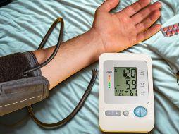 Ante la presencia de alteraciones en la presión arterial, particularmente si se acompañan de otros signos de enfermedad como mareo, dolor de cabeza o fatiga, es importante acudir a valoración médica. ESPECIAL / CANVA