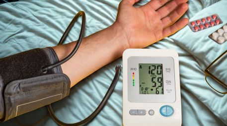 Ante la presencia de alteraciones en la presión arterial, particularmente si se acompañan de otros signos de enfermedad como mareo, dolor de cabeza o fatiga, es importante acudir a valoración médica. ESPECIAL / CANVA