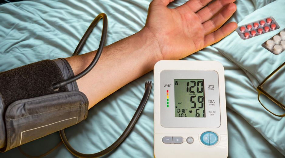 Ante la presencia de alteraciones en la presión arterial, particularmente si se acompañan de otros signos de enfermedad como mareo, dolor de cabeza o fatiga, es importante acudir a valoración médica. ESPECIAL / CANVA