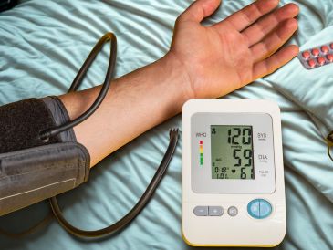 Ante la presencia de alteraciones en la presión arterial, particularmente si se acompañan de otros signos de enfermedad como mareo, dolor de cabeza o fatiga, es importante acudir a valoración médica. ESPECIAL / CANVA