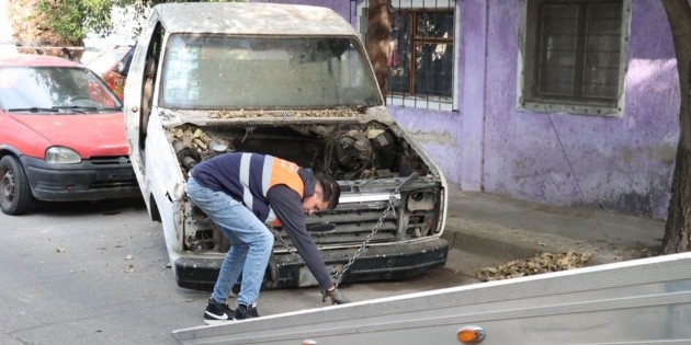 Retiran veh&iacute;culos abandonados en Guadalajara