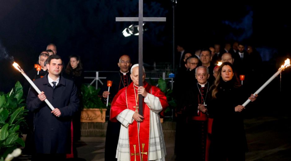 Ante más de 30 mil fieles, León XIV presidió por primera vez en su pontificado una de las ceremonias más solemnes de la Semana Santa. EFE/F. Frustaci
