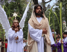 Empujones y reclamos de asistentes ante restricciones de acceso durante el Viacrucis en Iztapalapa. SUN/L. Camacho