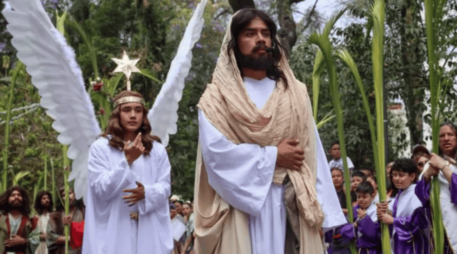 Empujones y reclamos de asistentes ante restricciones de acceso durante el Viacrucis en Iztapalapa. SUN/L. Camacho