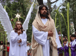 Empujones y reclamos de asistentes ante restricciones de acceso durante el Viacrucis en Iztapalapa. SUN/L. Camacho
