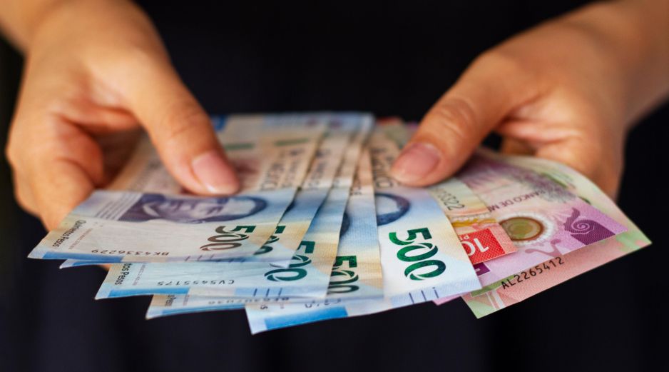 Los ingresos convertidos a pesos fueron de 76 mil 955 millones y significó un desplome de 18.8% con respecto a un año atrás, al descontar la inflación. FREEPIK