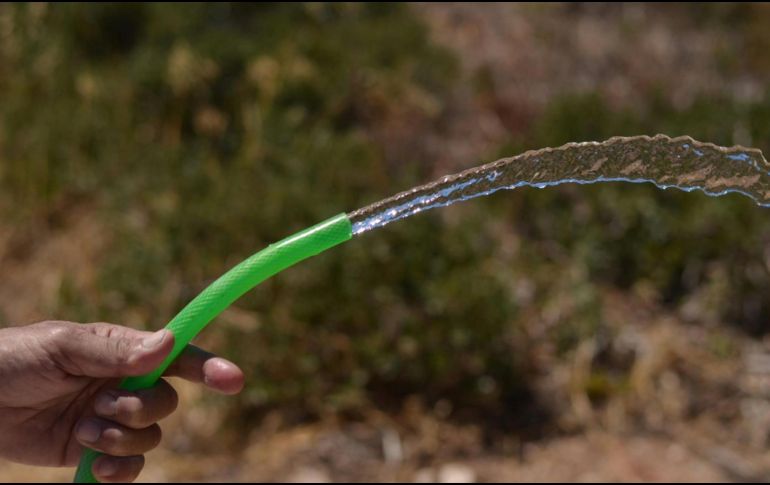 Tradiciones como mojarse en Sábado de Gloria vuelven a generar alerta por el desperdicio de agua. CANVA