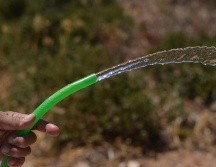 Tradiciones como mojarse en Sábado de Gloria vuelven a generar alerta por el desperdicio de agua. CANVA